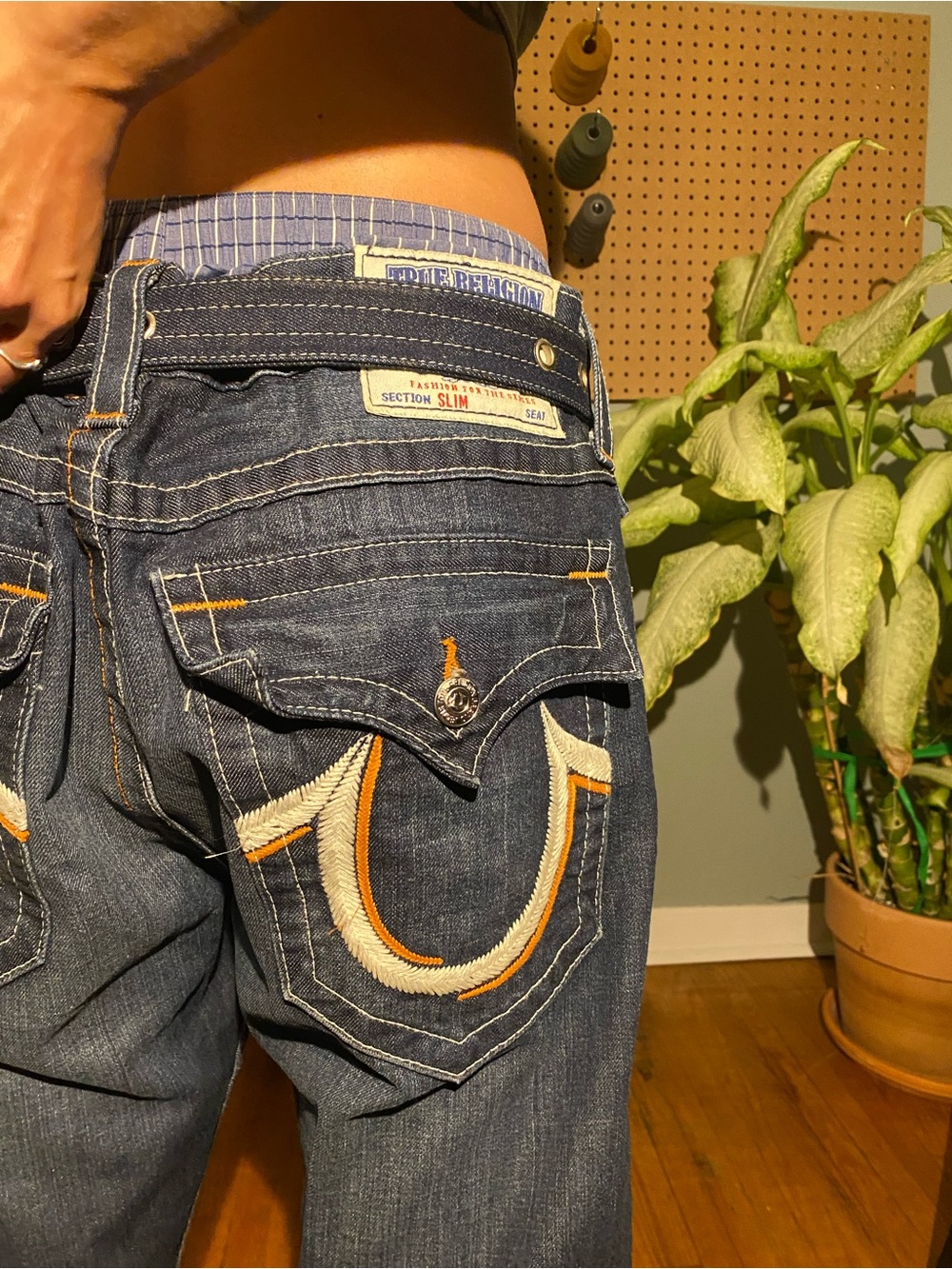 True Religion Men's Dark Indigo Relaxed Jeans with Signature Horseshoe - Picture 4 of 4